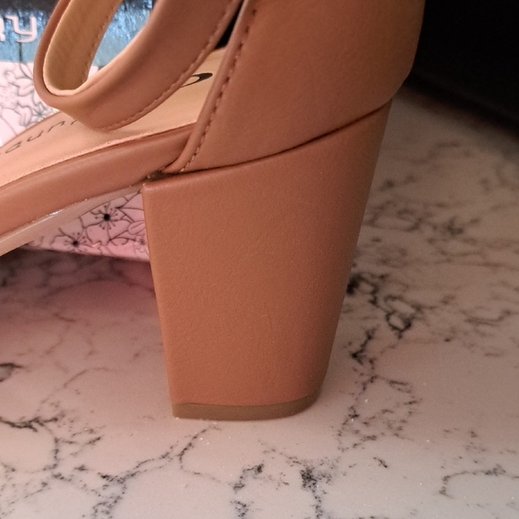 NWT CL by Laundry Metallic Gold Block Heels - Picture 5 of 6